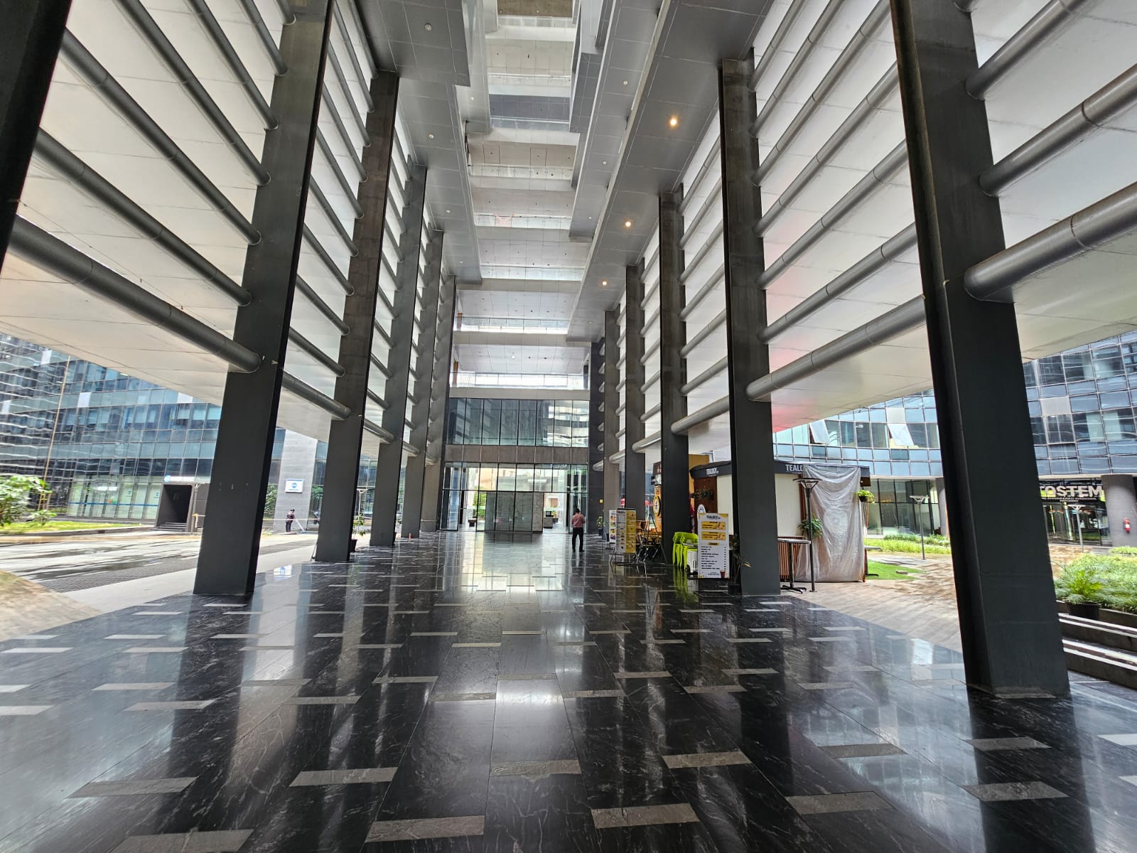 Building entrance walkway